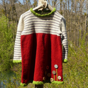 Robe en laine Coquelicot , d'une couleur rouge avec des bordures vertes aux manches, col et bas de la robe.Des boutons en bois ornent le bas