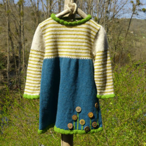 Robe en laine couleur bleu canard avec le haut écru et rayé couleur ocre. des bordures vertes pour les finitions.