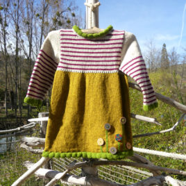 Robe en laine d'une couleur dominante ocre pour le bas et d'une couleurs claire avec des rayures couleur framboise sur le haut